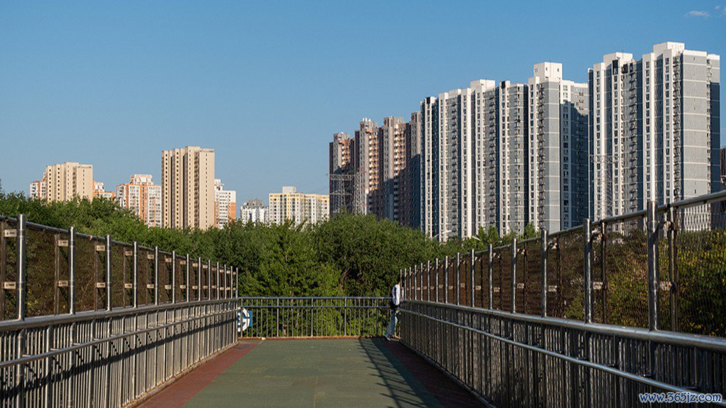 北京向阳区,芍药居地铁站旁的房地产楼盘。视觉中国 贵寓图